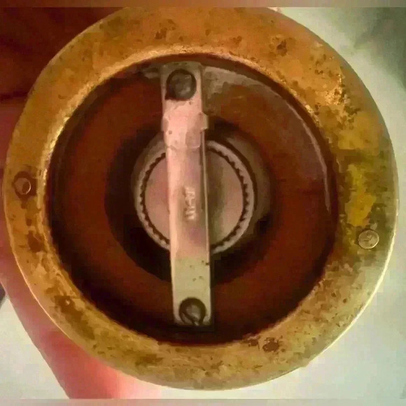 Beautiful vintage Nasco wood and brass salt and pepper shakers made in Japan. - Picture 4 of 9